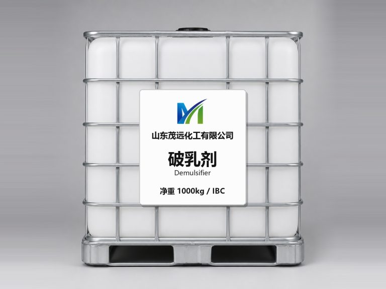 山东茂远化工破乳剂产品图，IBC 吨桶包装，正面标牌印公司标识与产品名
