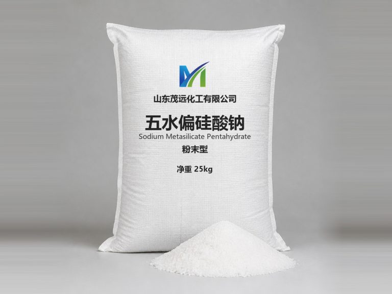 山东茂远化工五水偏硅酸钠粉末产品图，白色编织袋包装，印公司标识与产品名，粉末型