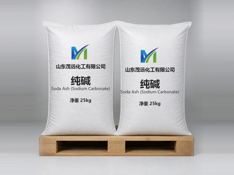山东茂远化工纯碱（碳酸钠）产品图，白色编织袋双袋托盘包装，印公司标识与产品名