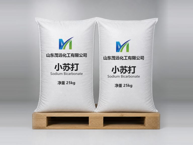 山东茂远化工小苏打（碳酸氢钠）产品图，白色编织袋双袋托盘包装，印公司标识与产品名