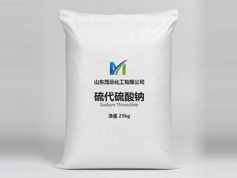 山东茂远化工硫代硫酸钠（大苏打）产品图，白色编织袋包装，印公司标识与产品名